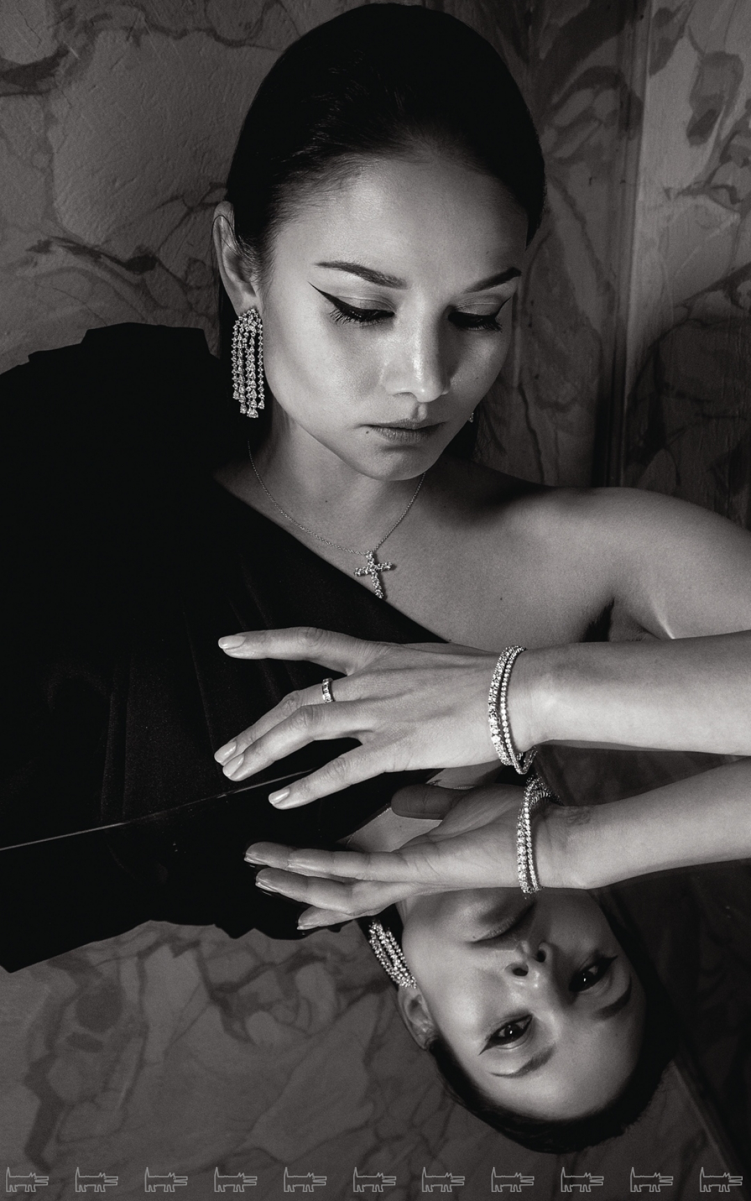 Платье Stella McCartney (ДЛТ), серьги, браслеты, подвеска, цепочка и кольцо с бриллиантами Mercury (все — Mercury/ДЛТ)