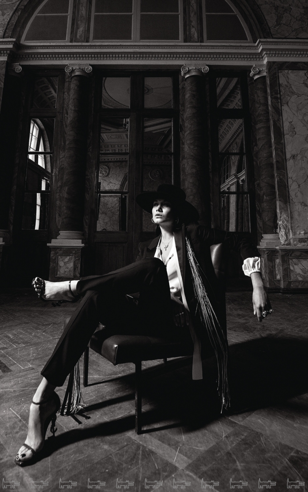 Смокинг, брюки и босоножки Saint Laurent Paris, блуза Dolce & Gabbana, кольца Alexander McQueen (все — ДЛТ), шарф из бисера Ianis Chamalidy (Ianis