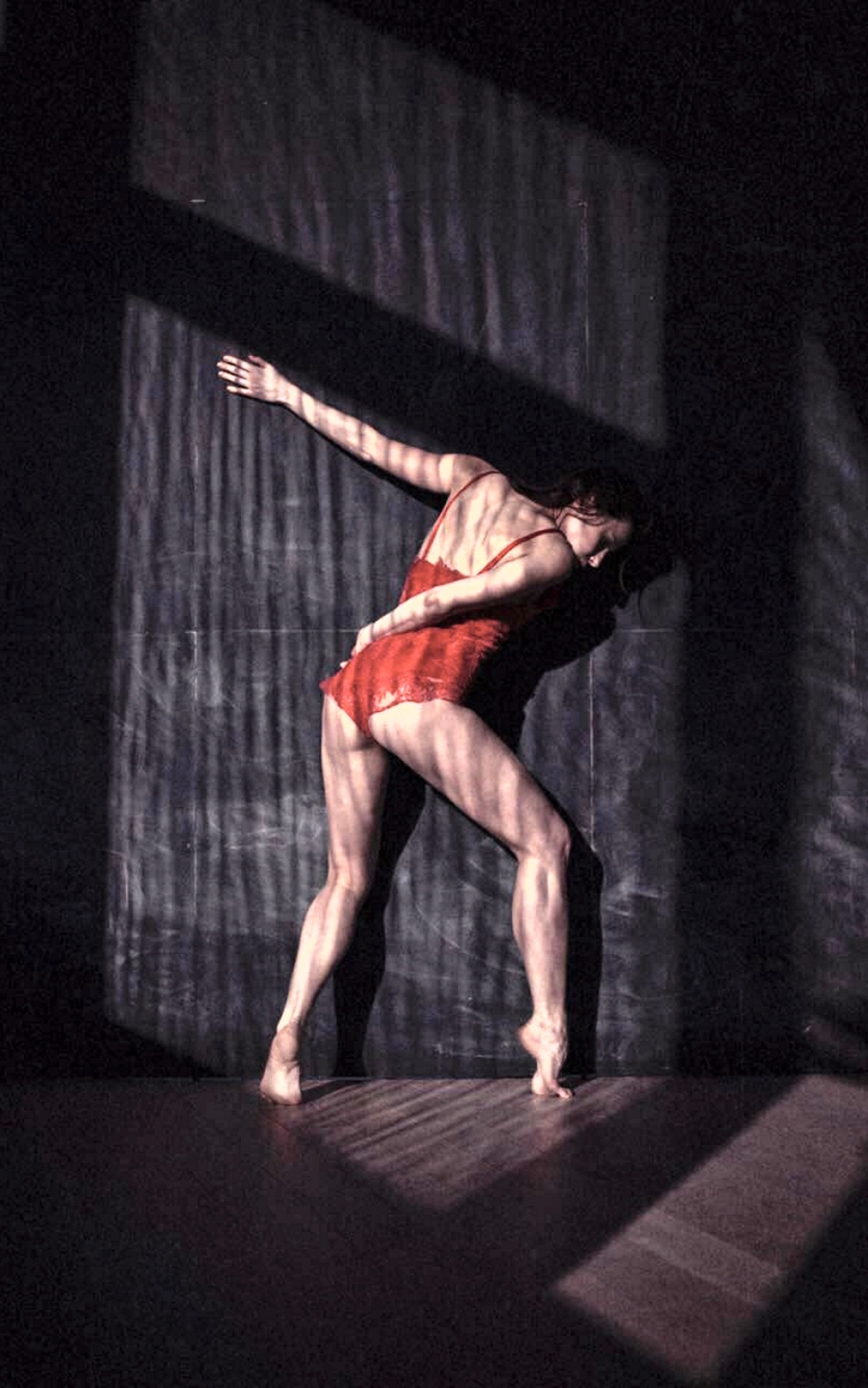 Актриса Оля Бобкова в кружевном боди в балете «Многословность»