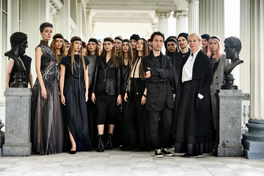 Янис Чамалиди со своими моделями перед шоу, 2017 год