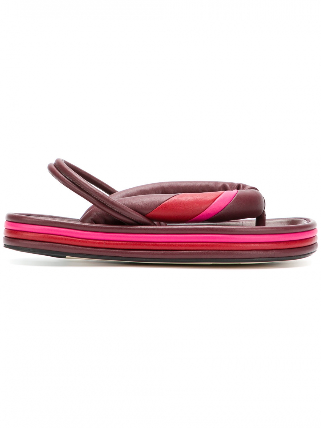 В новой коллекции дизайнер будто передает привет из жаркой Африки.