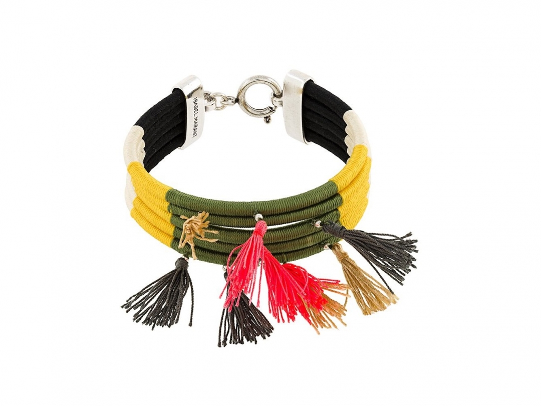 В сезоне весна-лето не обошлось без фирменных кисточек на браслетах.