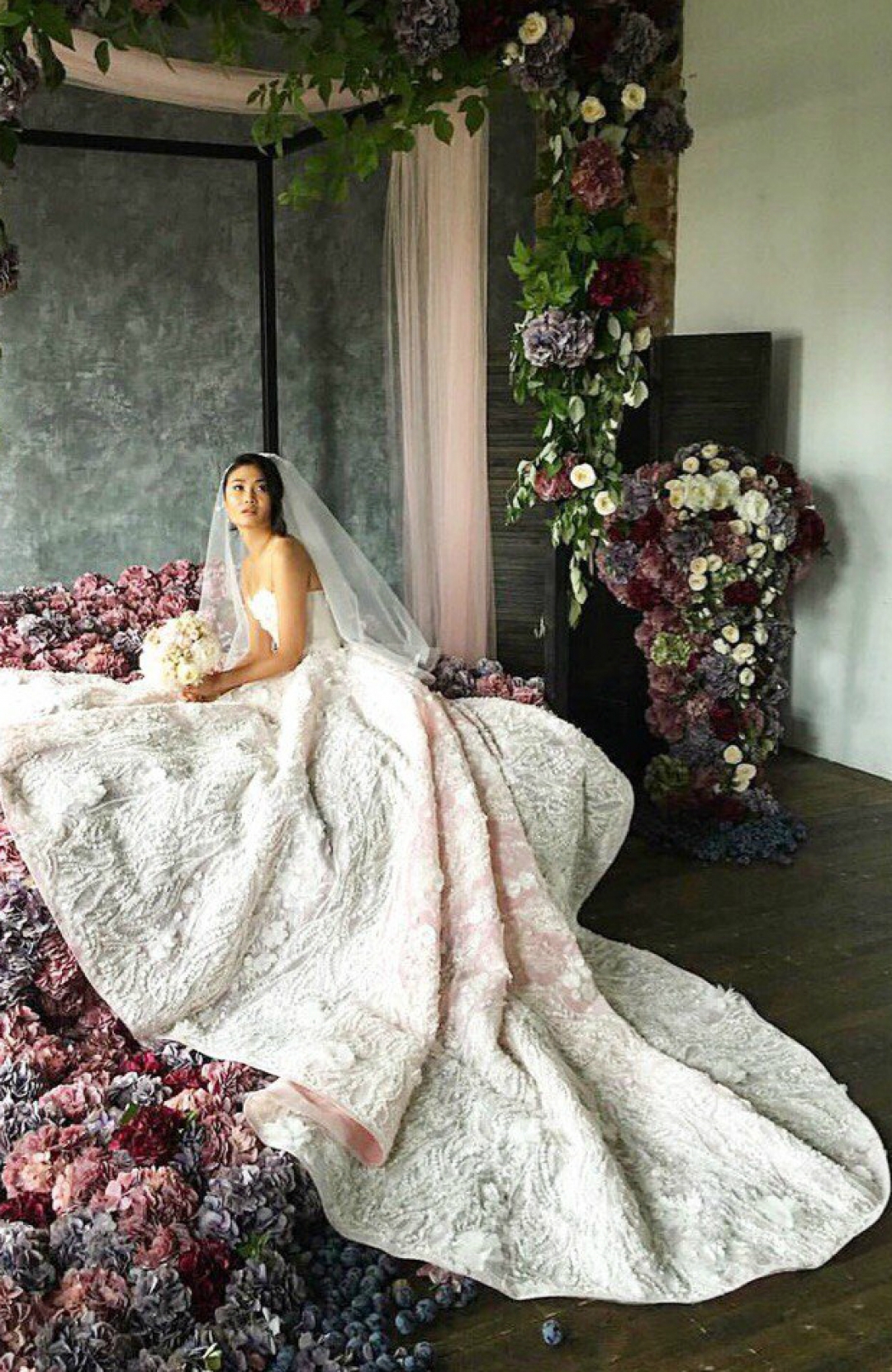 Модель Юлия Сапарниязова в платье от Ольги Маляровой