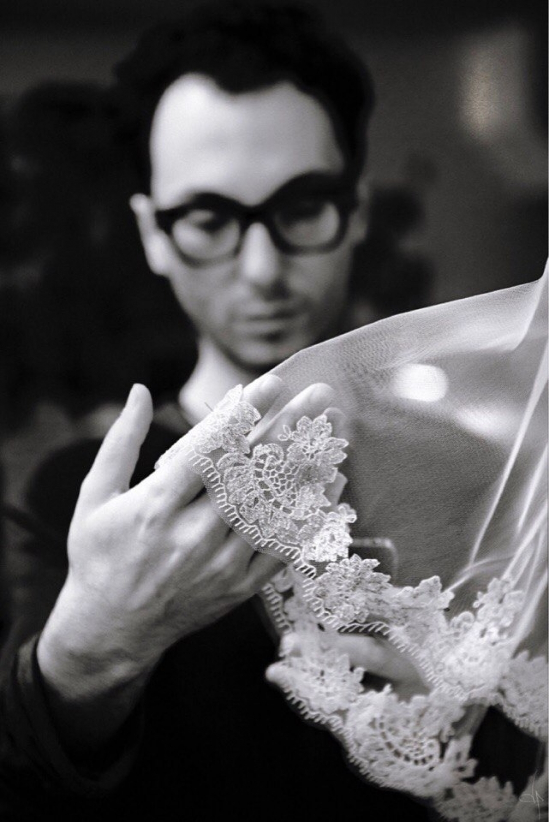 Янис Чамалиди в своем свадебном ателье