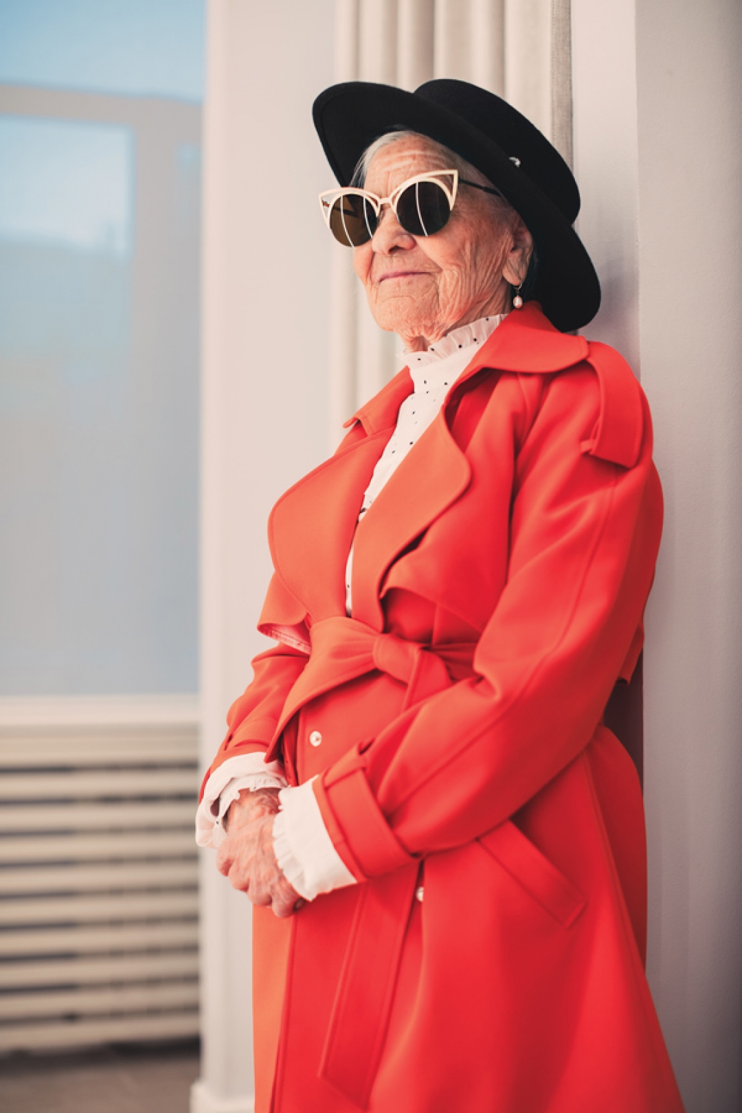 Баба Лена поделилась фотографиями со съемки в стильном образе со съемок со своими подписчиками в Инстаграме.