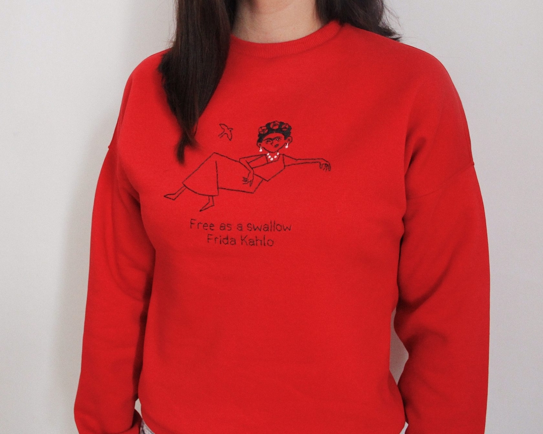 Свитшот Whosh Legends с портретом Фриды Кало и надписью «Free as a swallow Frida Kahlo»