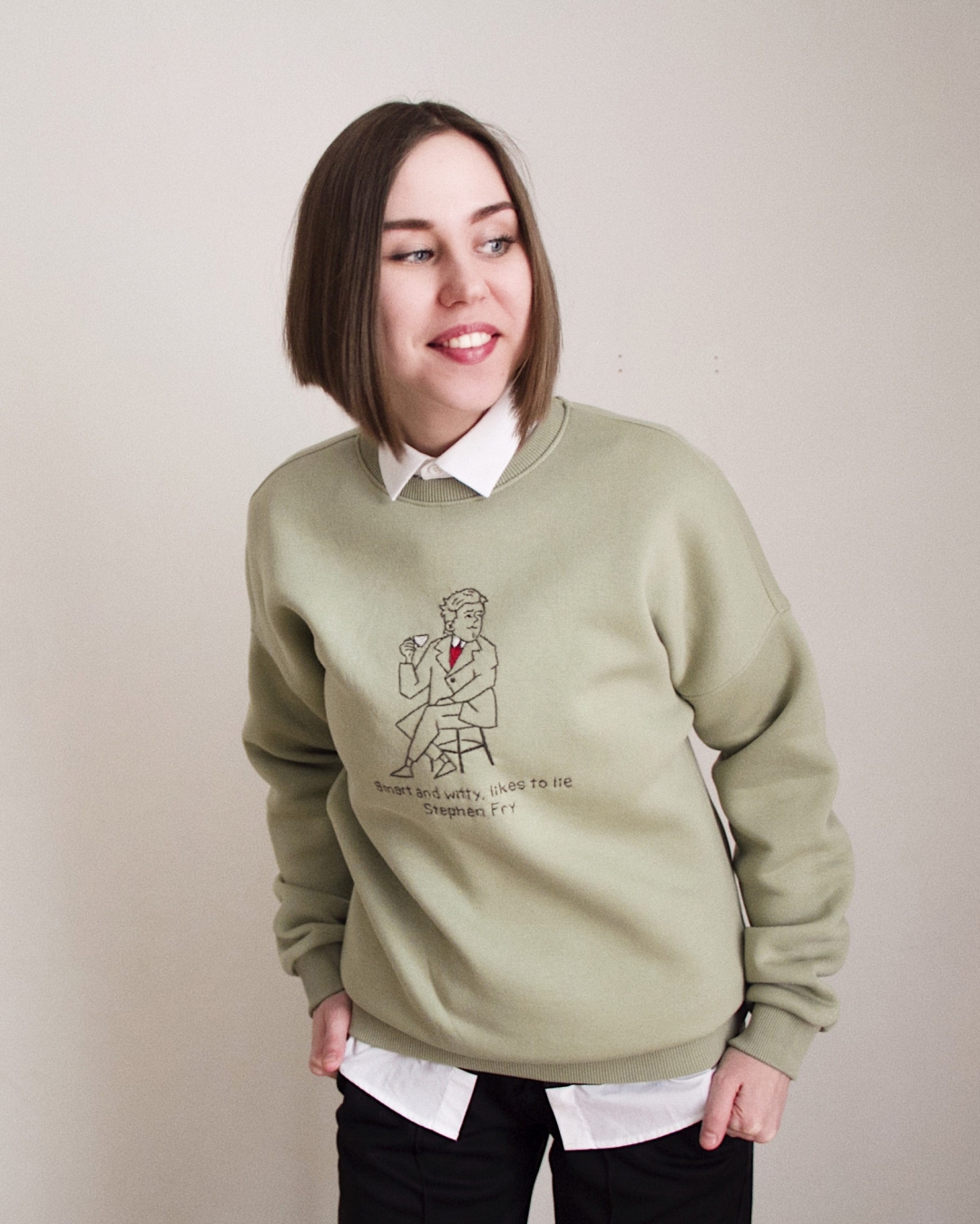 Свитшот Whosh Legends с портретом Стивена Фрая и надписью «Smart and witty, likes to lie Stephen Fry»