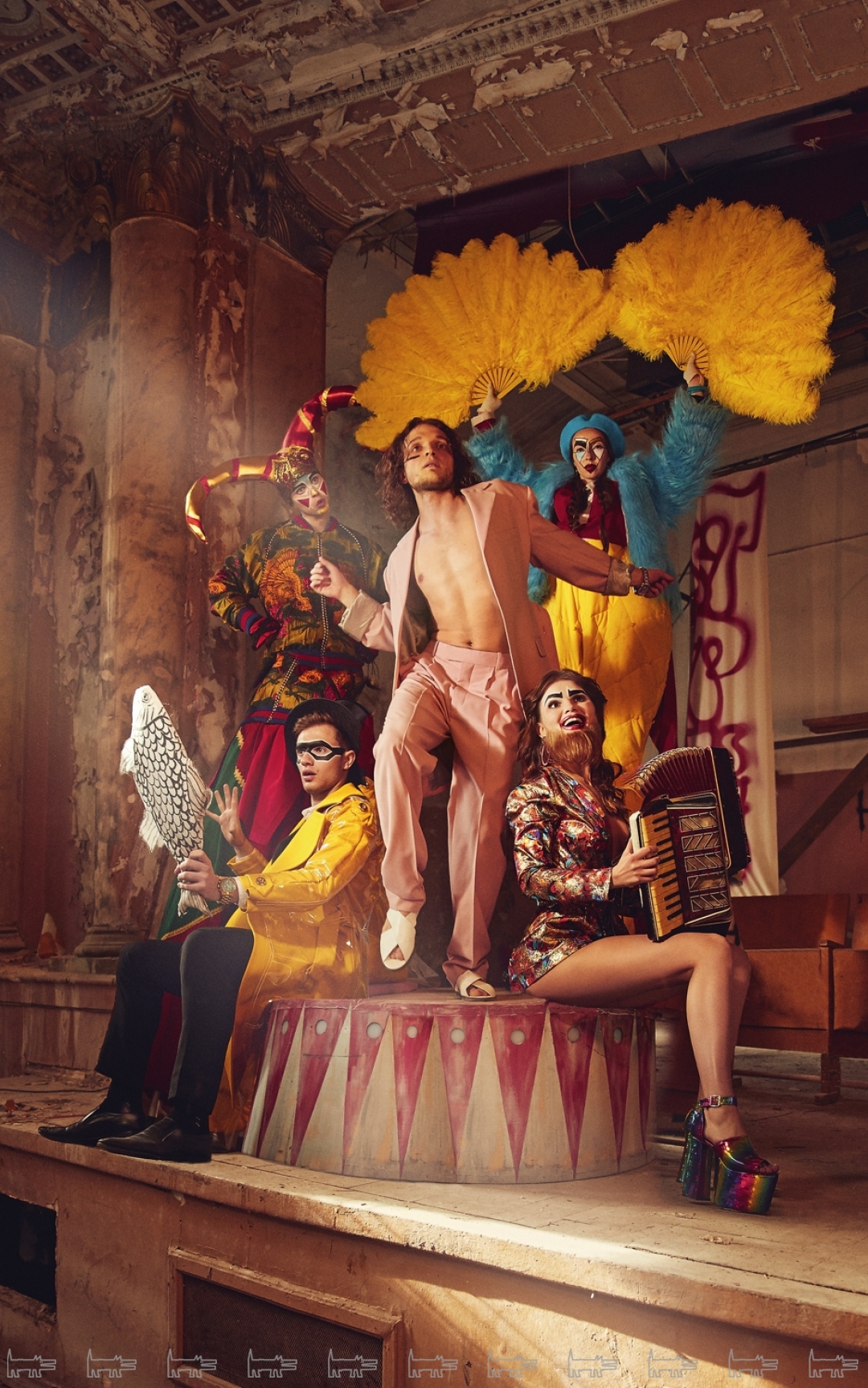 На Тимуре: плащ Michael Kors (ДЛТ), плащ Space Lock (Space Lock); на Артуре: бомбер Gucci (ДЛТ), кимоно «Ваня Борисовна» («Ваня Борисовна»); на