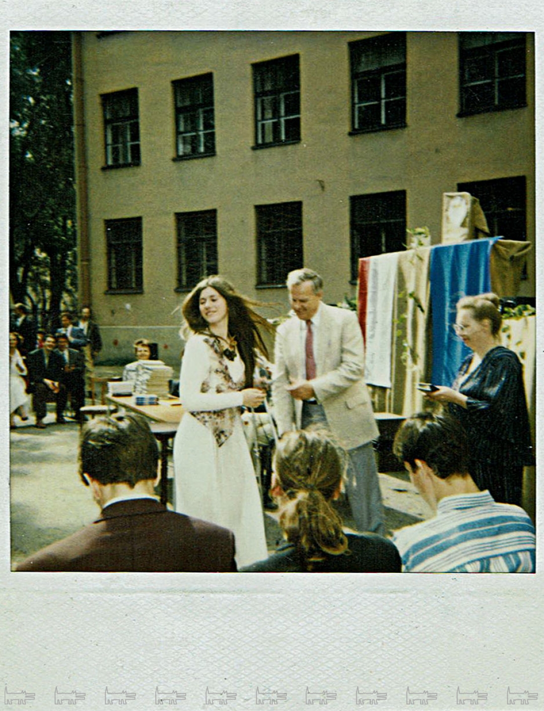 Яна Милорадовская на школьном выпускном