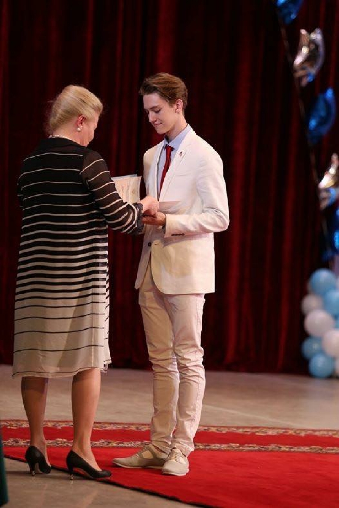 Джулиан Маккей на выпускном в 2015 году