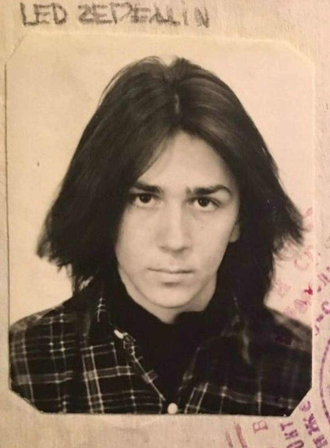 Фотография Сергея Шнурова на студенческом билете