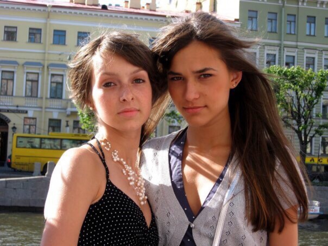 Лиза Одиноких (справа) на выпускном в 2007 году