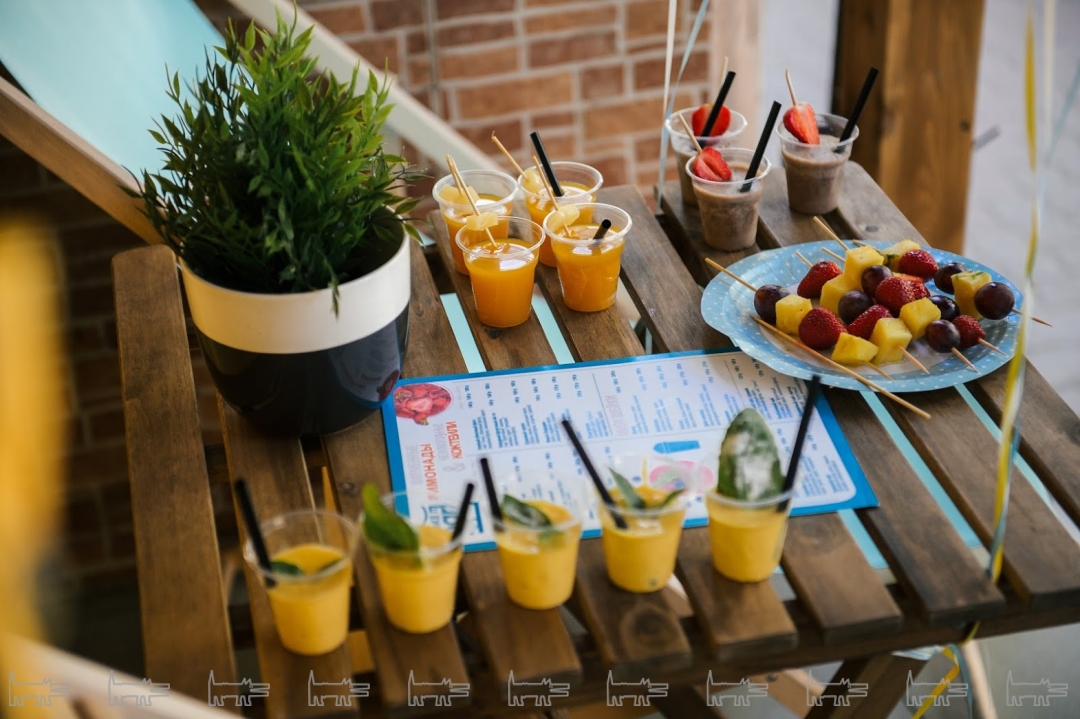 Еще в баре подают кофе, милкшейки и десерты.