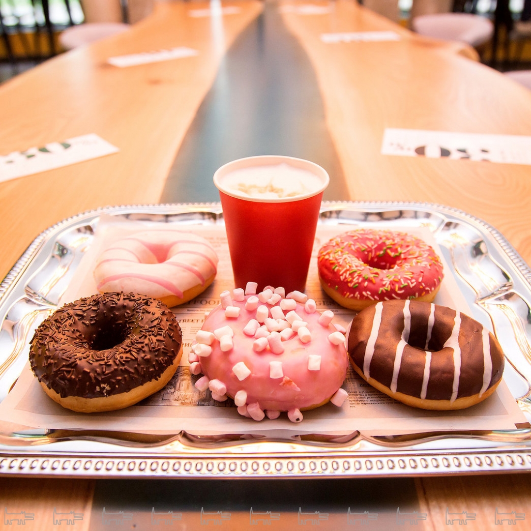 К блюдам прилагается буклет, по которому можно изучить историю стрит-фуда.