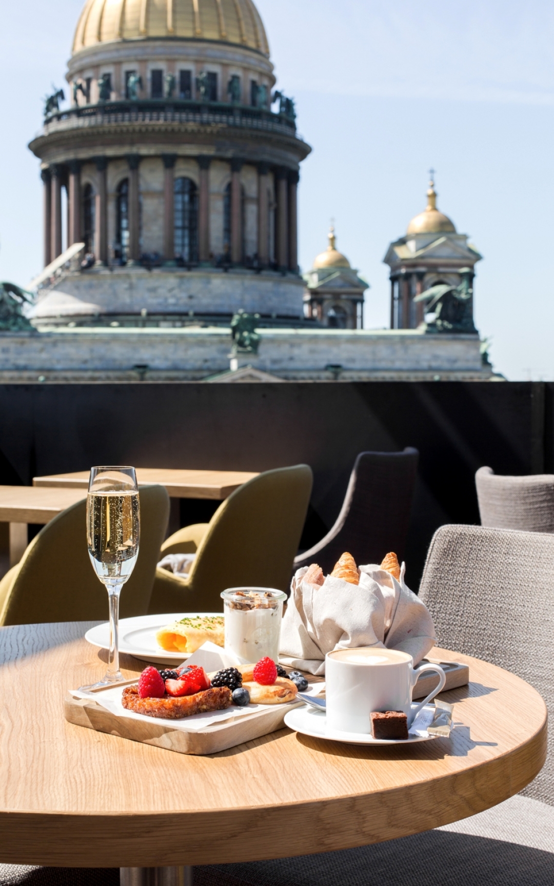Подъемная система ограждений от непогоды в HI-SO — первая такого рода в Петербурге.