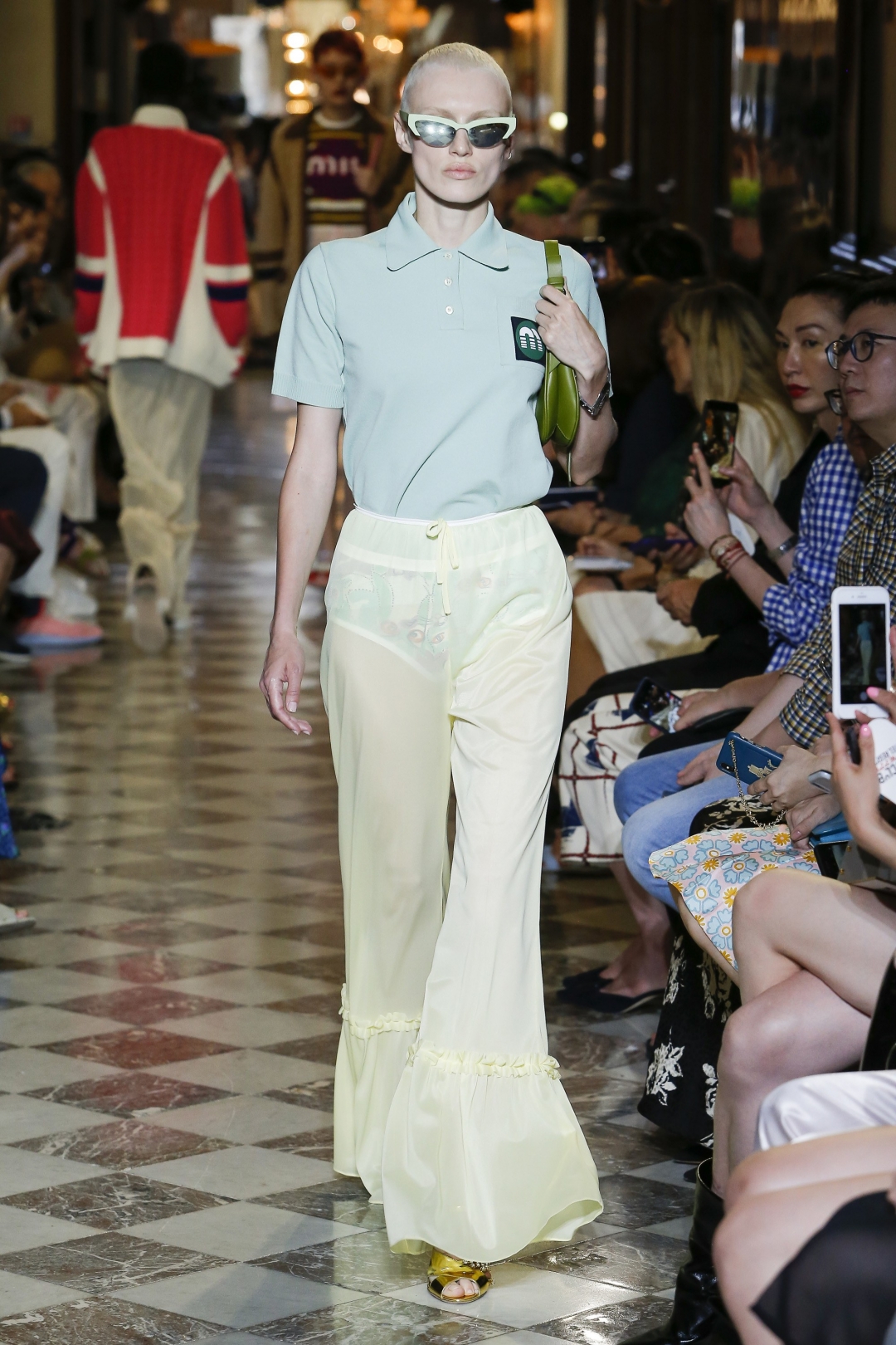 Miu miu брюки. Miu miu 2019. брюки miu miu. брюки стильные miu. широкие брюки miu miu.
