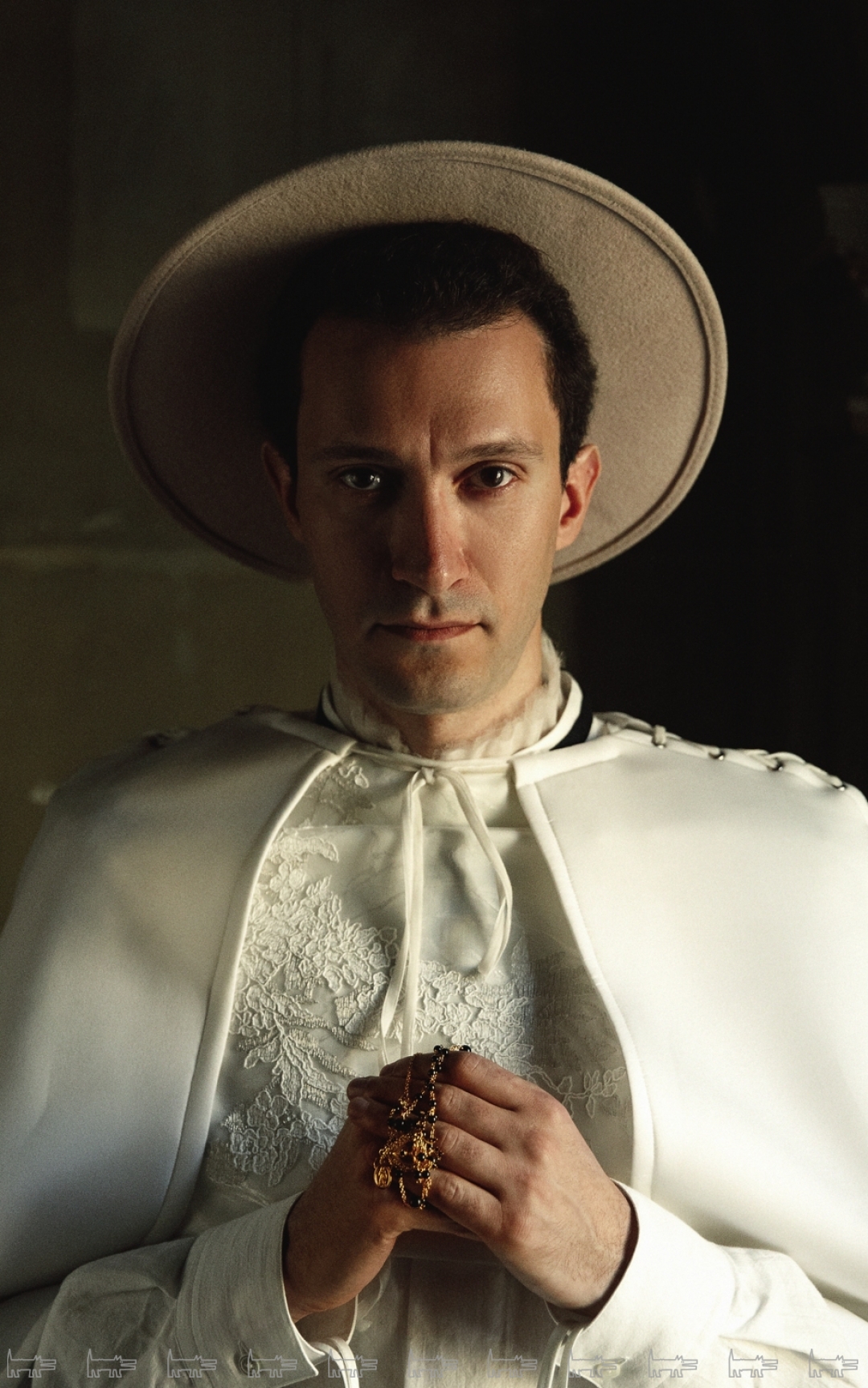 Кейп и рубашка Ianis Chamalidy (Ianis Chamalidy), сорочка Ann Demeulemeester, накидка Martynenkov (Martynenkov) брюки Giorgio Armani, крест Dolce