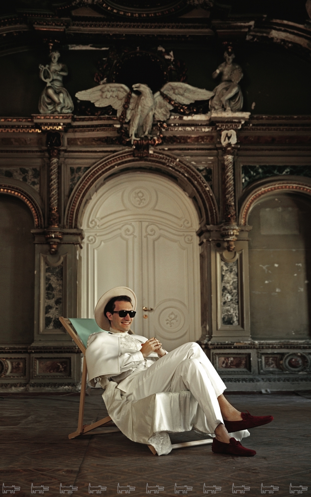 Кейп и рубашка Ianis Chamalidy (Ianis Chamalidy), сорочка Ann Demeulemeester, накидка Martynenkov (Martynenkov) брюки Giorgio Armani, крест Dolce