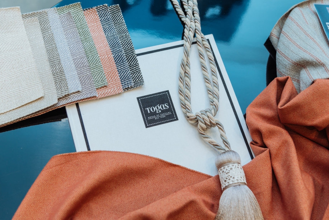 Специальные заказы выполняются командой дизайнеров студии индивидуального пошива Togas Couture Interiors.