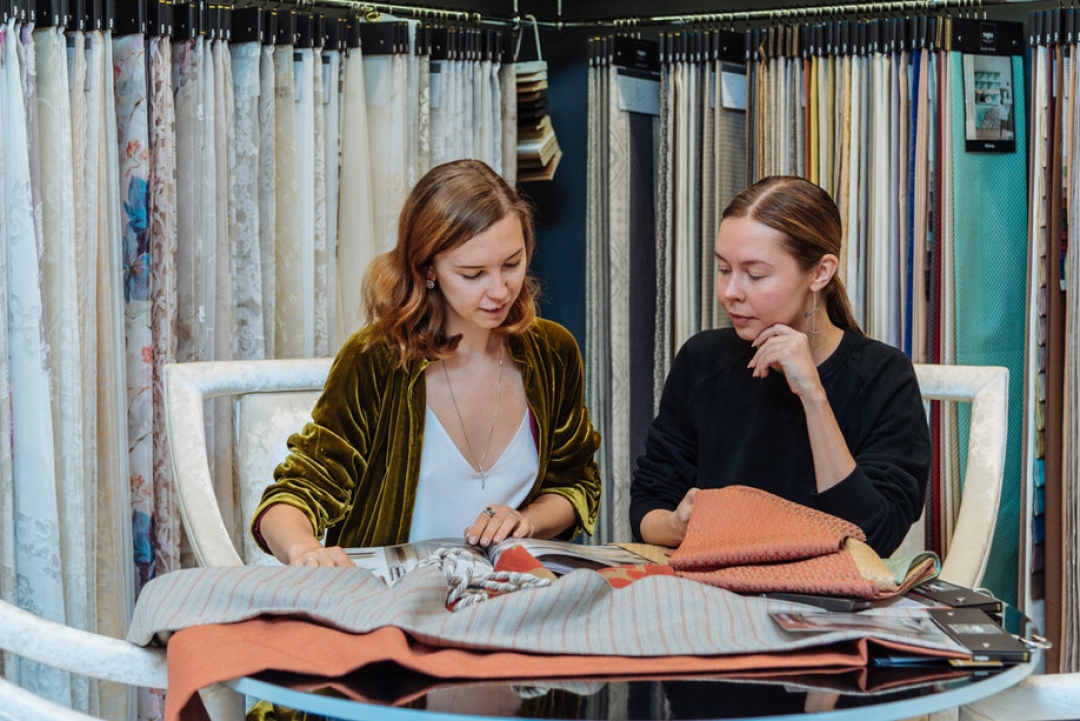 В цветовой палитре коллекции представлены оттенки зеленого в сочетании с коричневым, пастелью и насыщенными цветами.