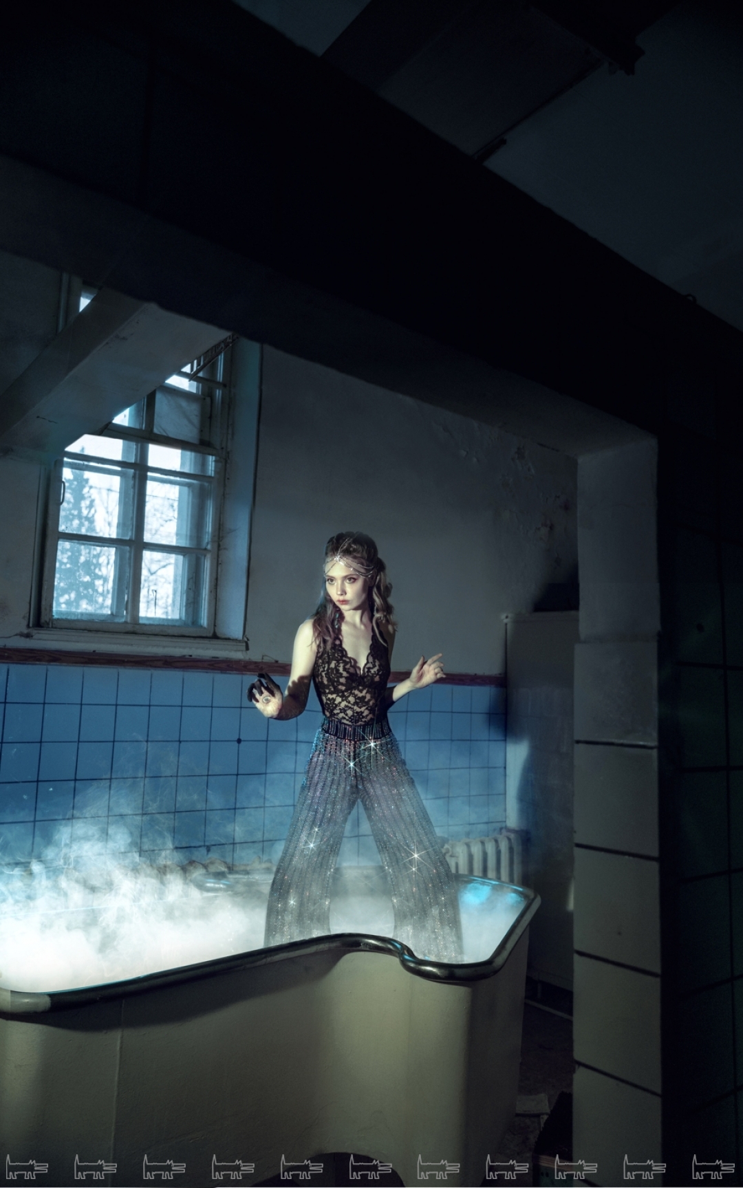 Боди Intimissimi (Intimissimi), брюки Gucci, повязка на голову Jennifer Behr (все — ДЛТ)