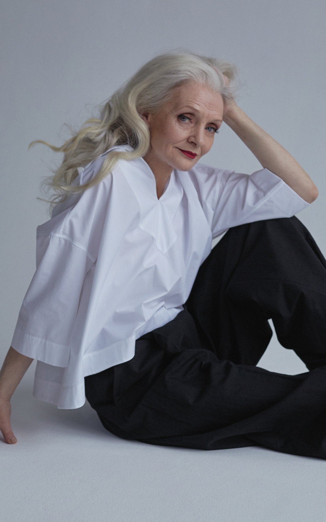 На Валентине: блуза Balenciaga, брюки Dries Van Noten (все — ДЛТ)