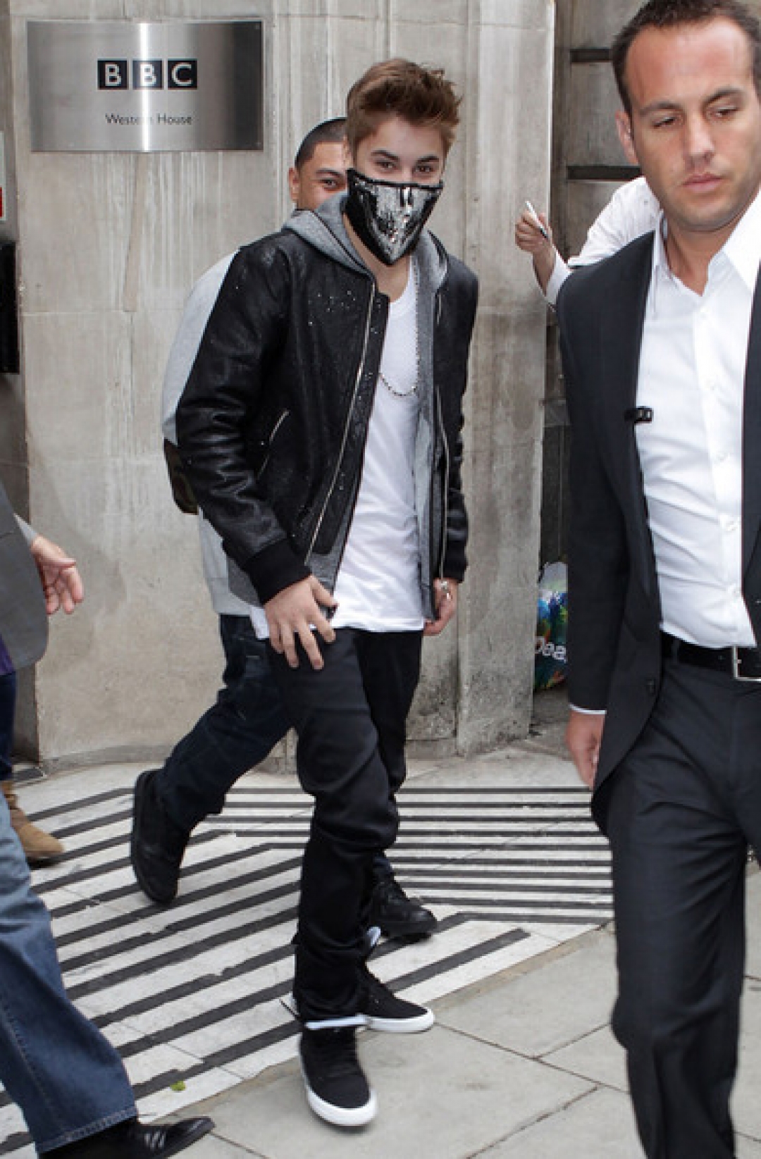 Джастин Бибер в медицинской маске