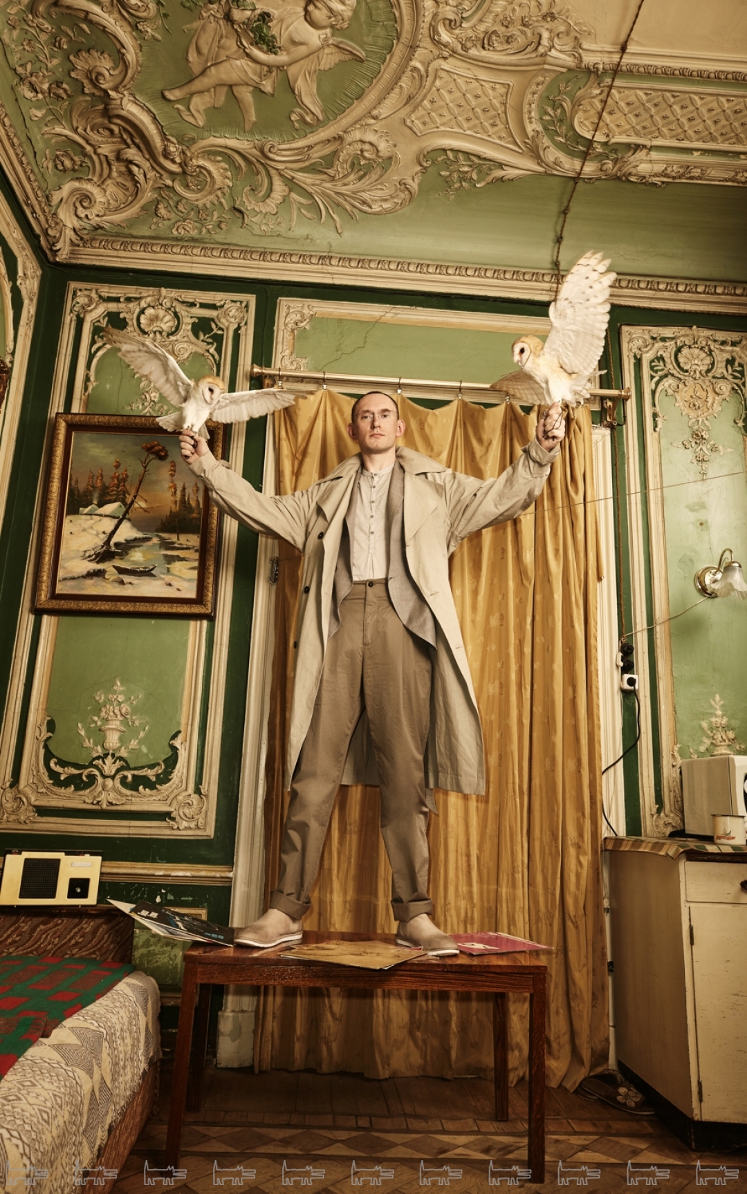 Тренч Damir Doma, пиджак и брюки Giorgio Armani, сорочка Poeme Bohemien, слипоны Marsell (все – ДЛТ)