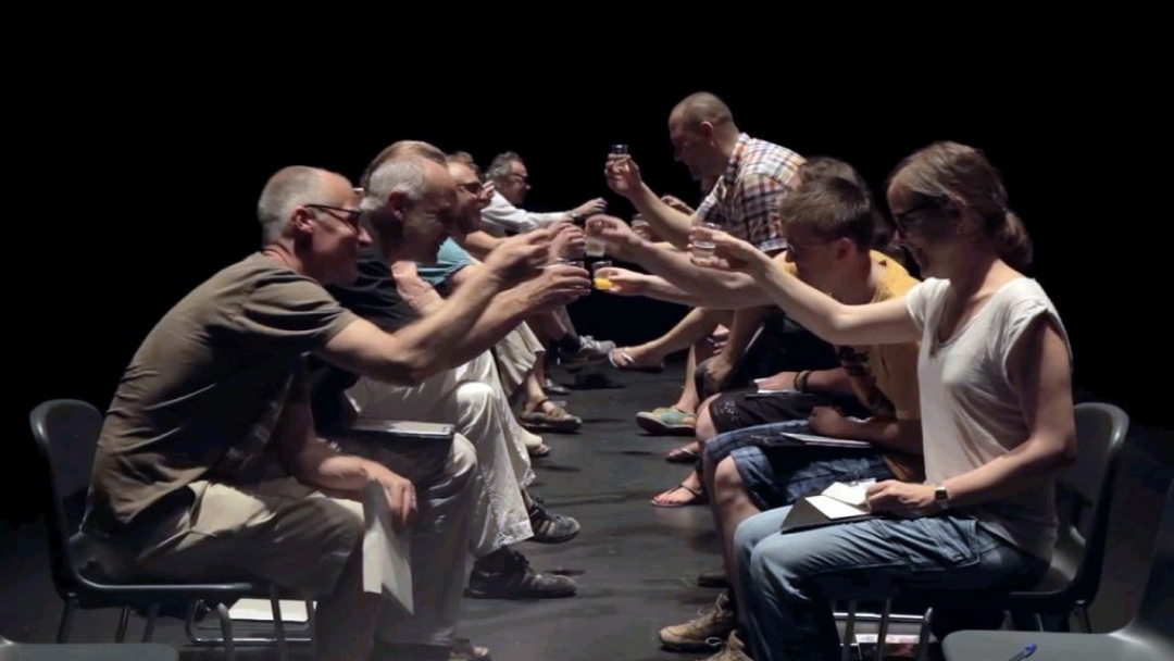 Новую версию «Questioning / Кто ты?» швейцарского Magic Garden и Pop-up театра готовил Семен Александровский.