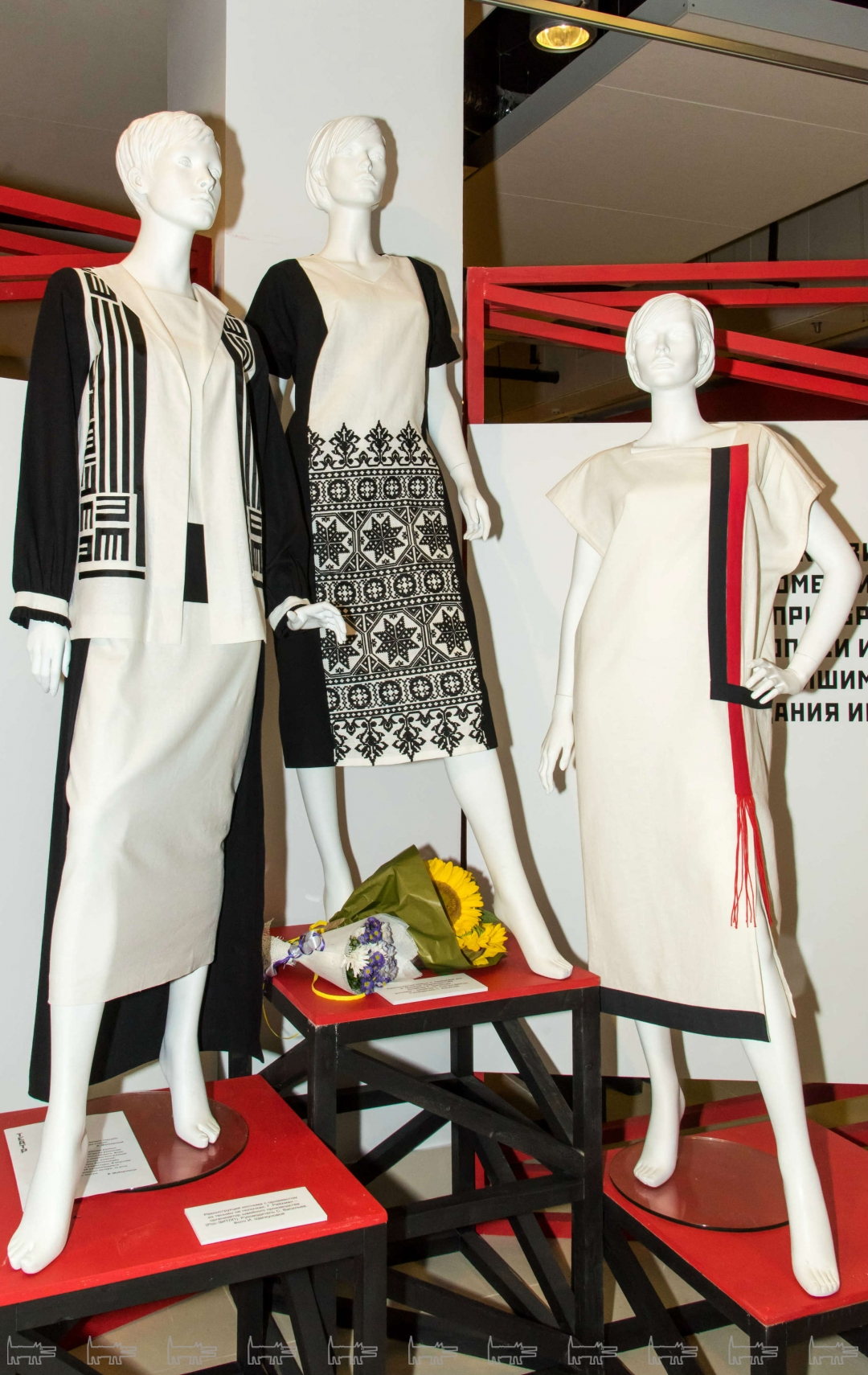 Реконструкции костюмов Н.П. Ламановой слева-направо: костюм из коллекции, получивший в Париже Гран При (1925 год, автор Г. Райхман, Москва), платье В