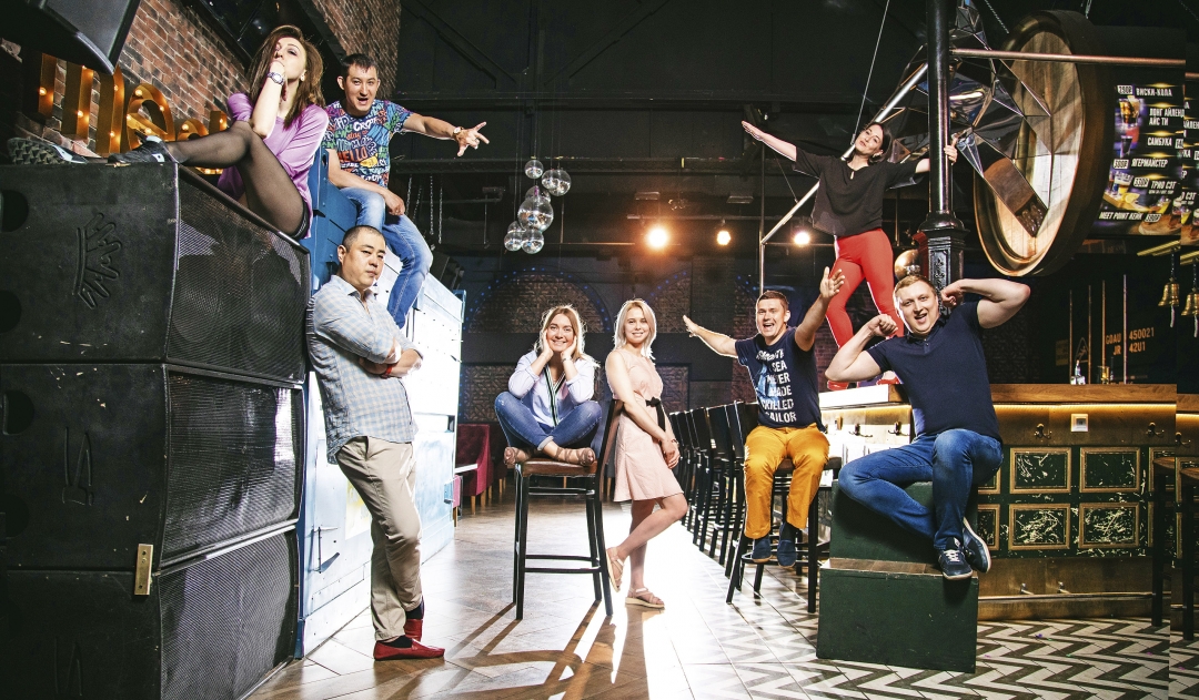 Карина, отвечает за самые веселые вечеринки в Мегаполисе, 1,5 года в компании; Анастасия, управляющая кафе-бар Place и танцевального бара Meet.point