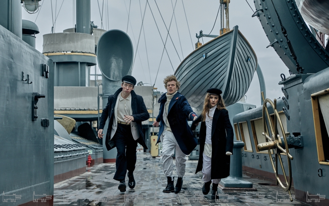 На Дмитрии: плащ Ajmone («Кашемир и шелк»), блейзер Balmain, поло Canali, брюки Wooyoungmi, ремень Polo Ralph Lauren, ботинки Saint Laurent Paris (все