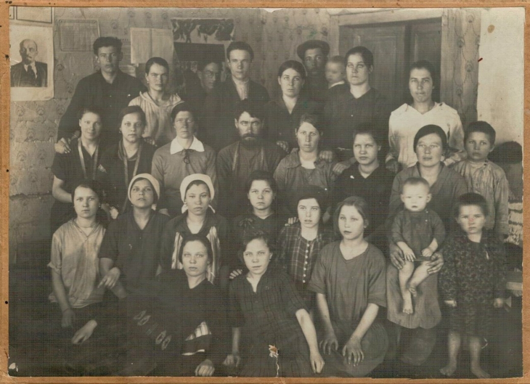 Первая артель была сформирована в 1929 году в доме Василия и Екатерины Добрягиных и была названа «Художественная строчка»