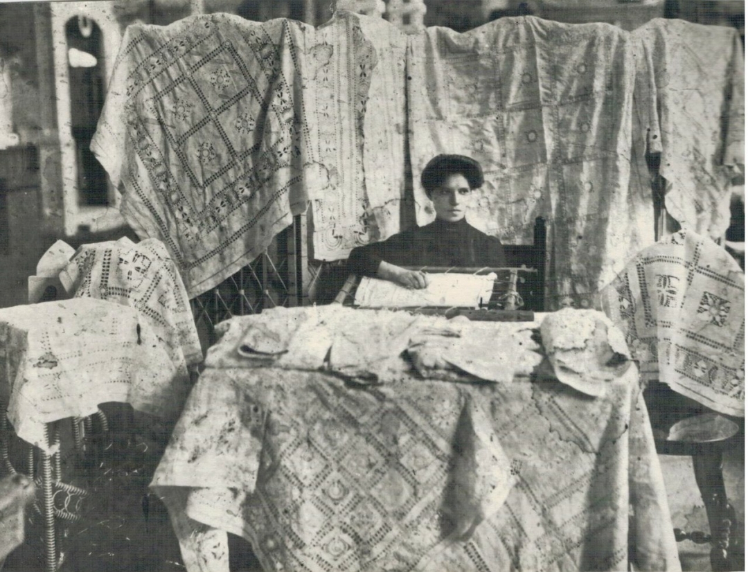 25 июля 1911 года, первая показательная выставка художественных промыслов России в Петербурге, организованная графиней Шуваловой и князем Михаилом