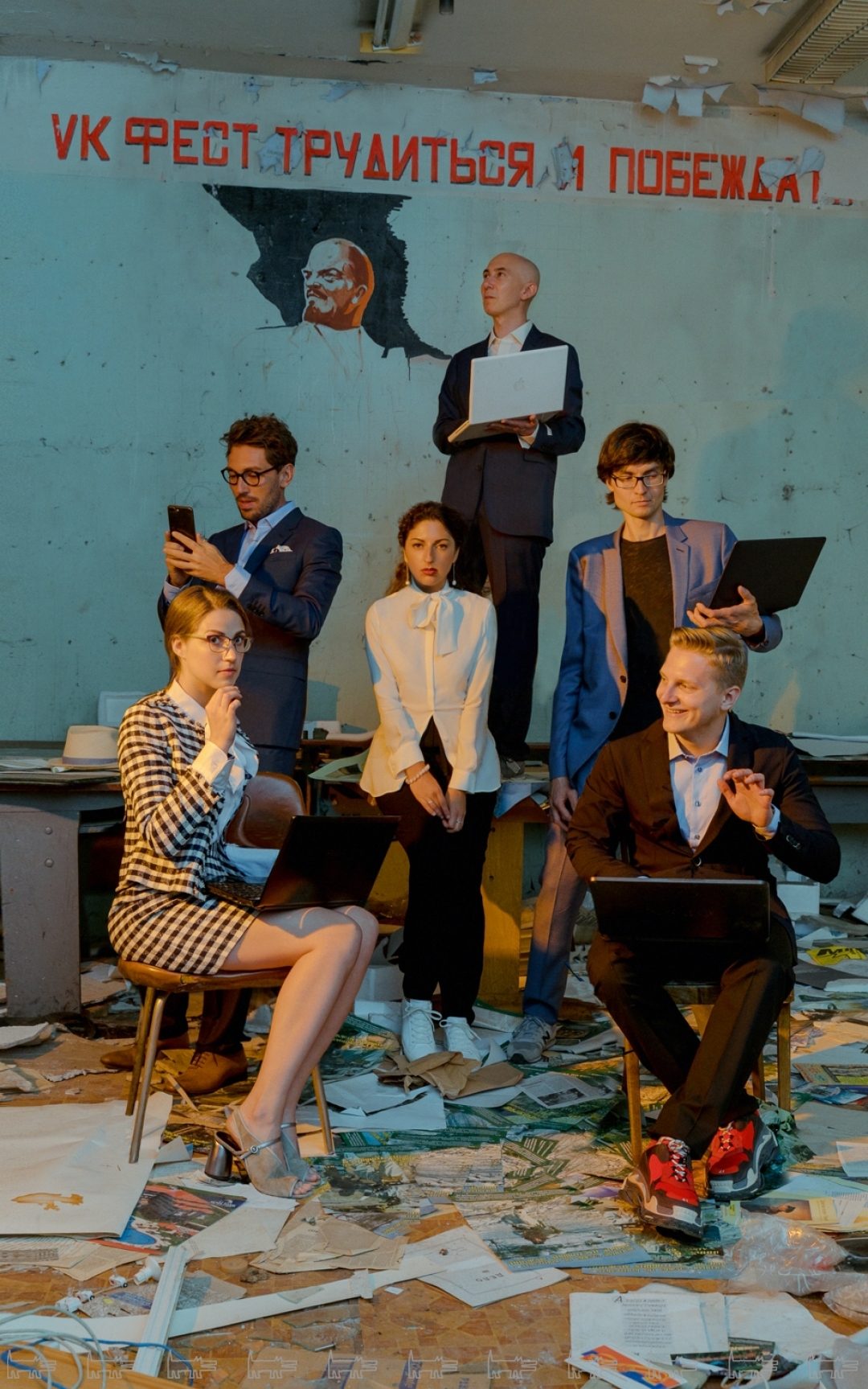 Слева направо, сверху вниз: на Андрее: костюм и очки Paul Smith, сорочка Sand (все — BOSCOFAMILY), платок Brooks Brothers (Brooks Brothers); на