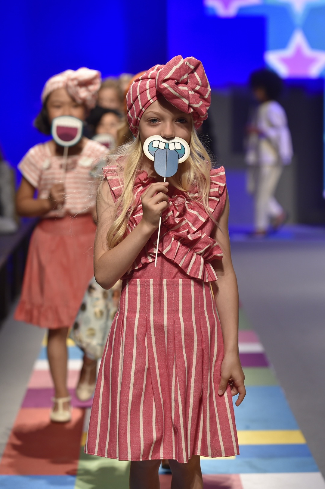 Финальный выход на показе KidzFIZZ прошел под рефрен детской песенки You're Ugly - и наглядно продемонстрировал, что против любого буллинга есть