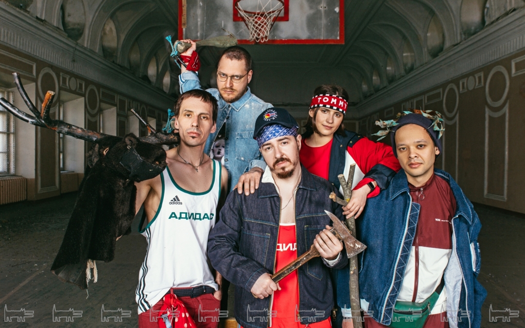 Слева направо: на Петре: куртка Gosha Rubchinskiy, майка Gosha Rubchinskiy x Adidas, брюки Marni (все — Au Pont Rouge), платок и ремень Tommy Hilfiger