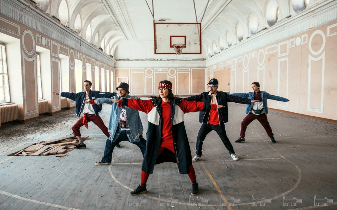 Слева направо: на Петре: куртка Gosha Rubchinskiy, майка Gosha Rubchinskiy x Adidas, брюки Marni (все — Au Pont Rouge), платок и ремень Tommy Hilfiger