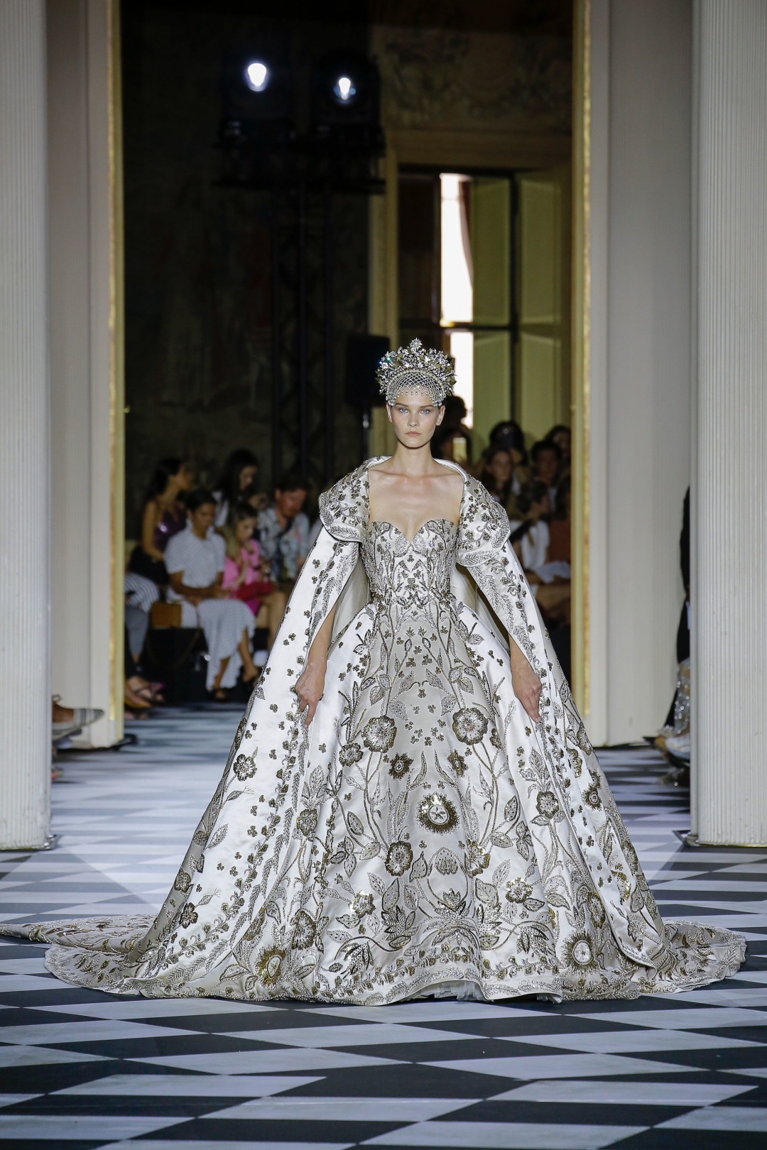 Коллекция ливанского бренда Zuhair Murad, вдохновленная царской Россией, балами в Петербурге и гардеробом Елизаветы I