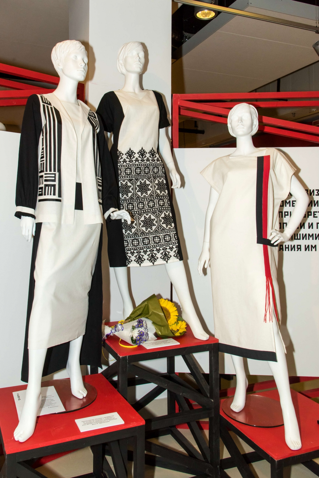 Выставка «Мода — народу» в Шереметевском дворце с 40 реконструкциями костюмов по эскизам Родченко, Ламановой и других конструктивистов