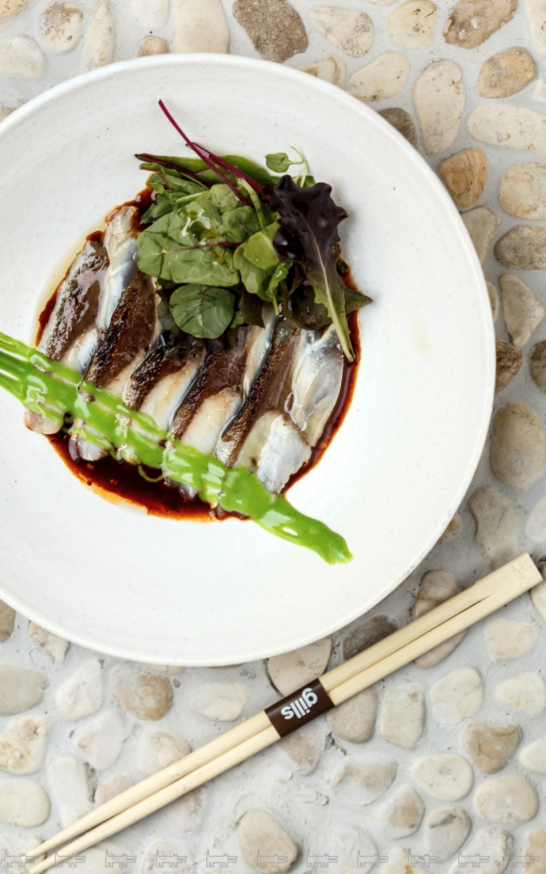 Лакедра с соусом из черных бобов