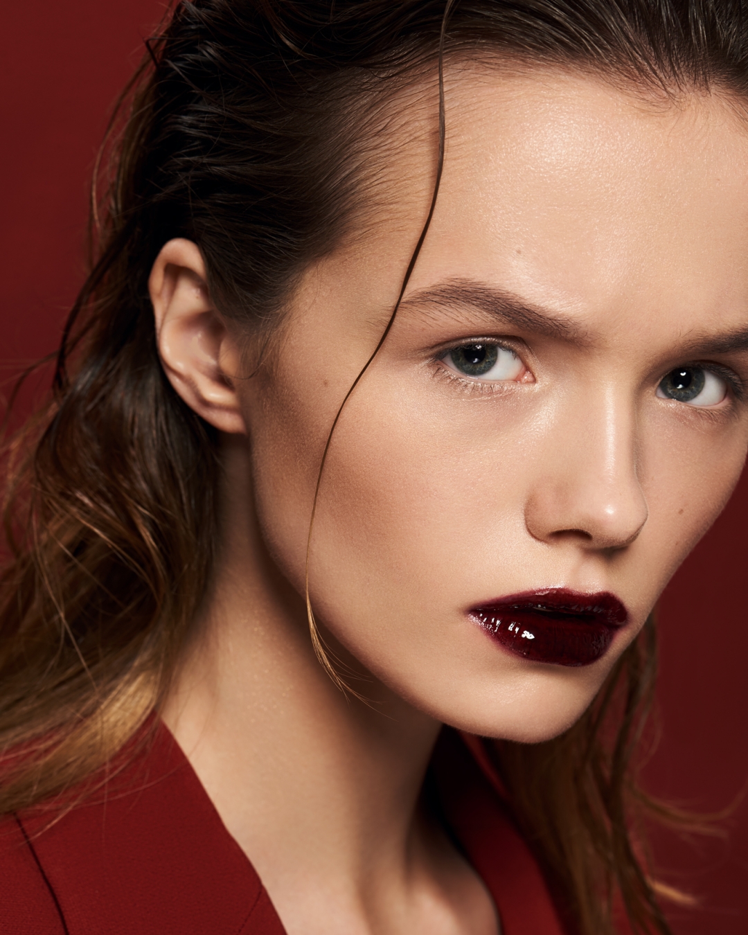 Тени Giorgio Armani Beauty Eye Tint, оттенок 12, блеск для губ Giorgio Armani Beauty Ecstasy Lacquer, оттенок 603; жакет, Theory