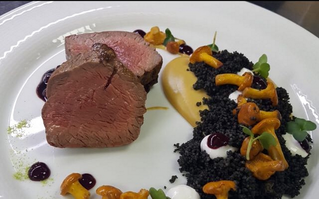 Ресторан «Блок». Стейк из оленины с лисичками и черным кускусом.