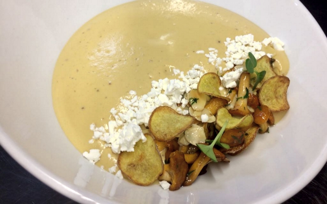 Ресторан «Блок». Суп-капучино из лисичек под снегом из копченой сметаны.