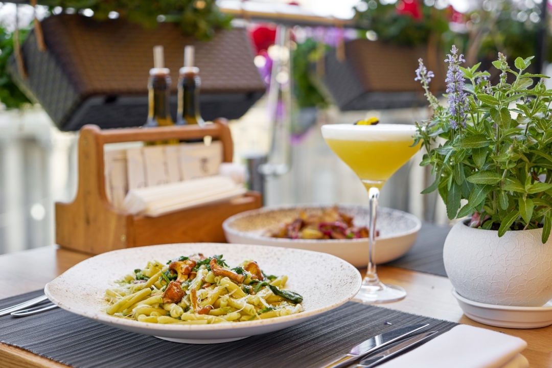 Terrassa. Казаречче с лисичками и кедровыми орешками.