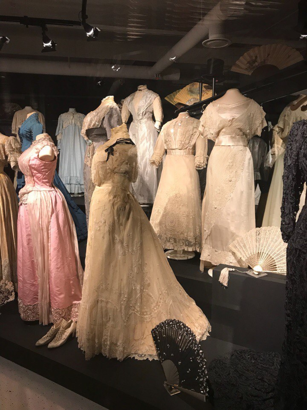 Наряды императорского двора разных лет в Галерее костюма в РХЦ «Старая деревня»