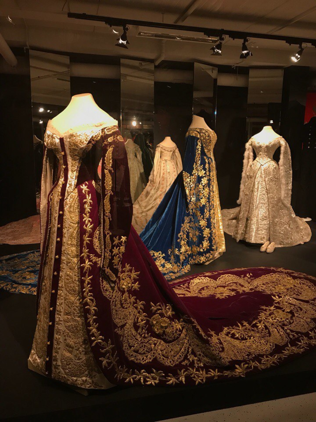 Наряды императорского двора разных лет в Галерее костюма в РХЦ «Старая деревня»