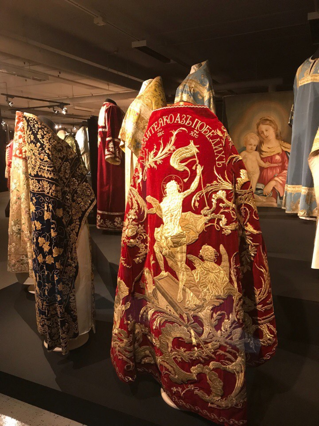 Наряды императорского двора разных лет в Галерее костюма в РХЦ «Старая деревня»