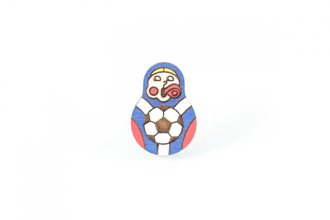 Значок waf-waf по мотивам скандальной «матрешки со свистком», выпущенный к ЧМ-2018