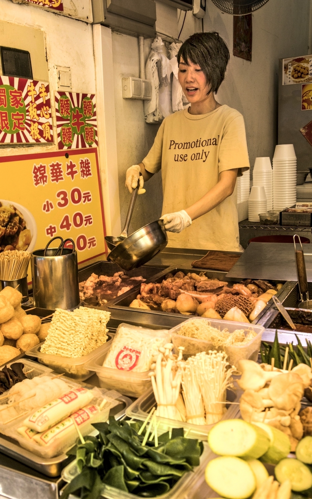 В поддонах лапшичной все время кипят субпродукты в бульоне